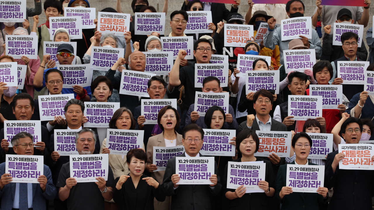 이재명 더불어민주당 대표가 7일 국회 앞에서 열린 이태원참사 진상규명 특별법 제정 촉구 유가족 농성 시작 기자회견에 참석하고 있다. [연합]