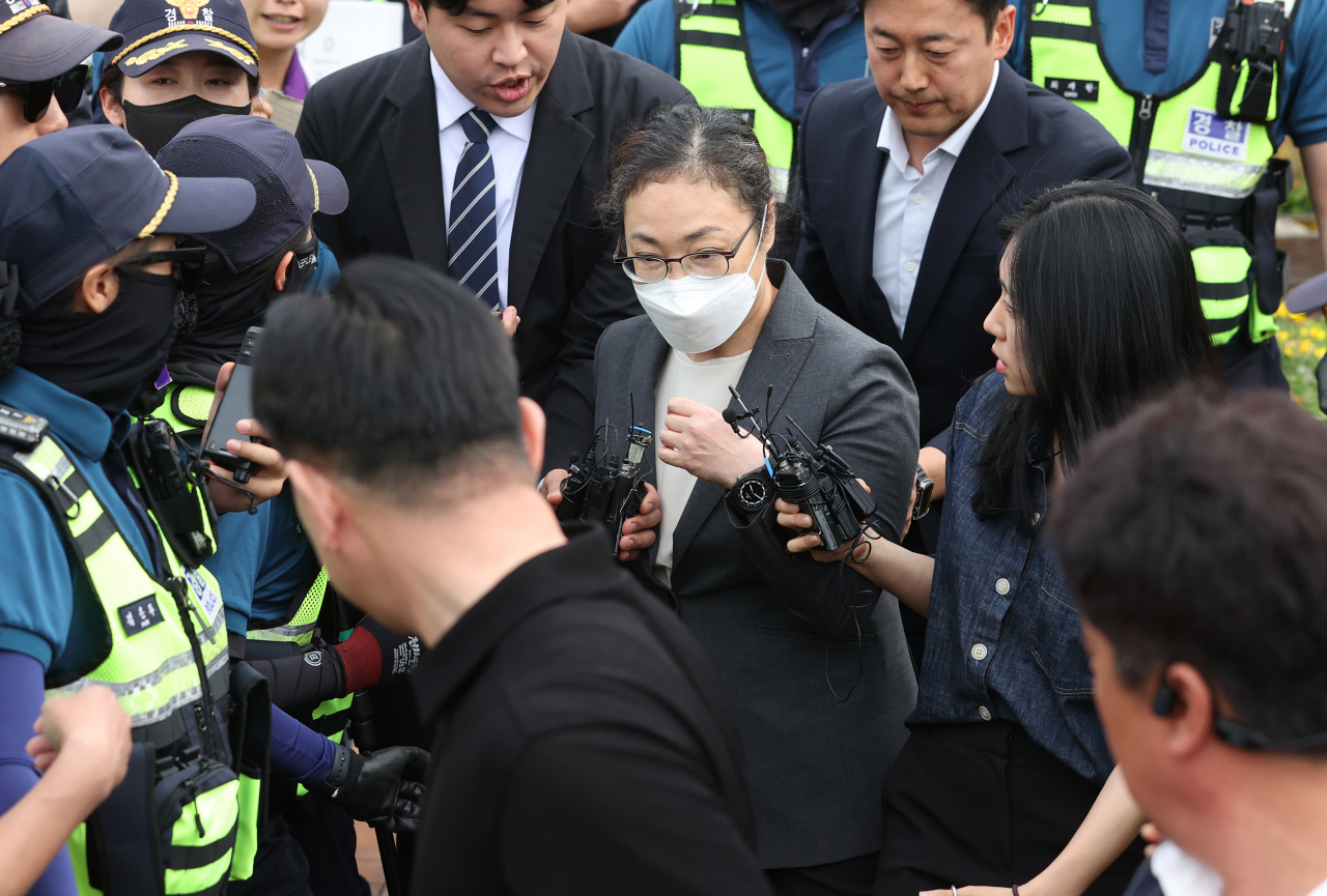 이태원 참사 부실 대응 혐의로 구속기소된 박희영 용산구청장이 법원의 보석 청구 인용에 따라 지난 7일 서울 구로구 남부구치소를 나서고 있다. [연합]