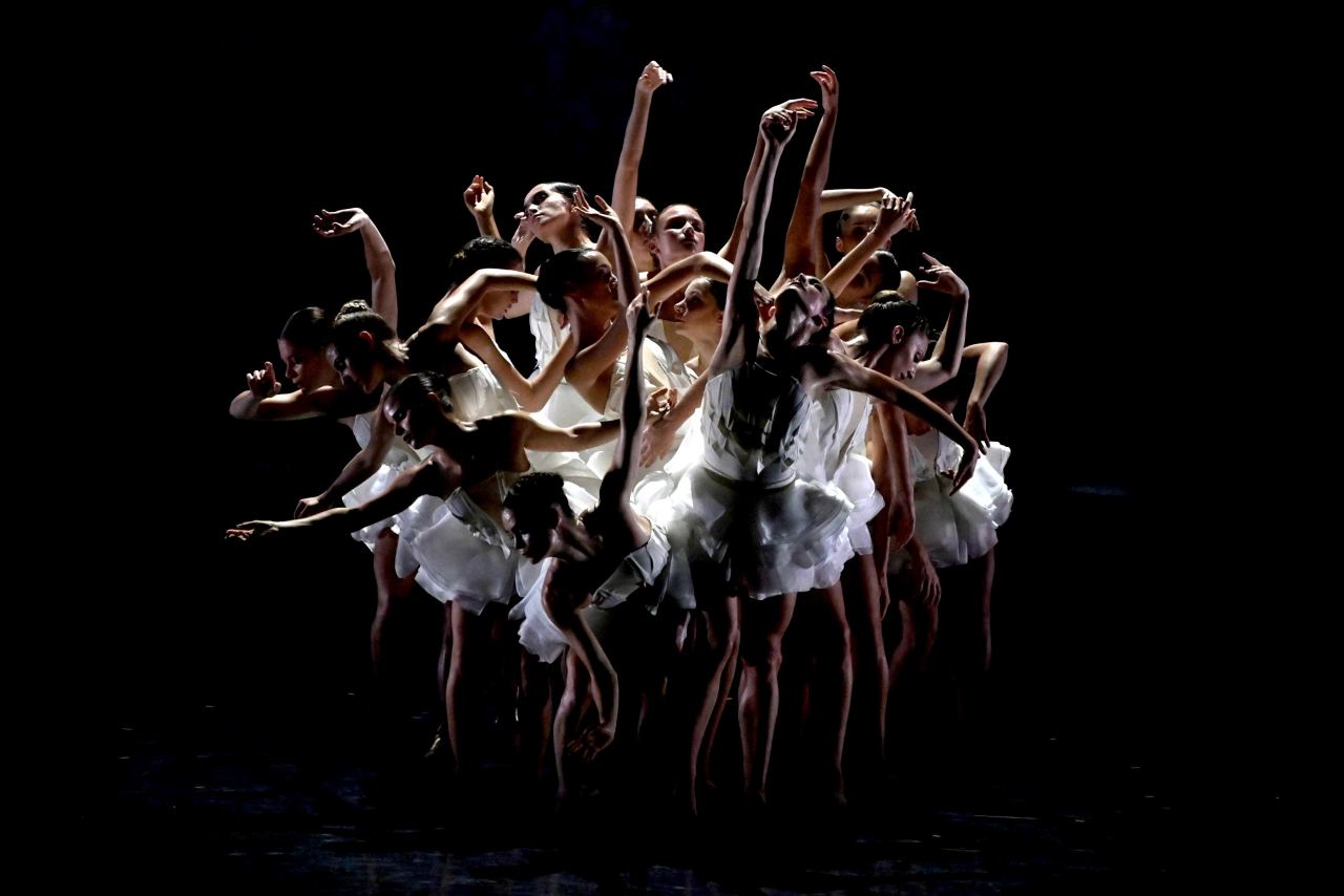 Angelin Preljocaj‘s “Swan Lake” (LG Arts Center)