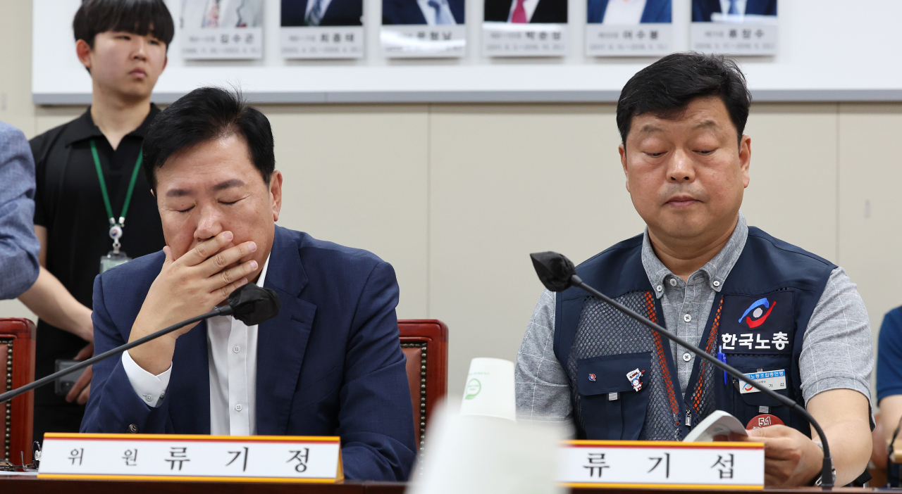 25일 오후 세종시 정부세종청사 최저임금위원회 회의실에서 열린 제2차 전원회의에서 사용자위원인 류기정 한국경영자총협회 전무(왼쪽)와 근로자위원인 류기섭 한국노총 사무총장이 자리하고 있다. [연합]
