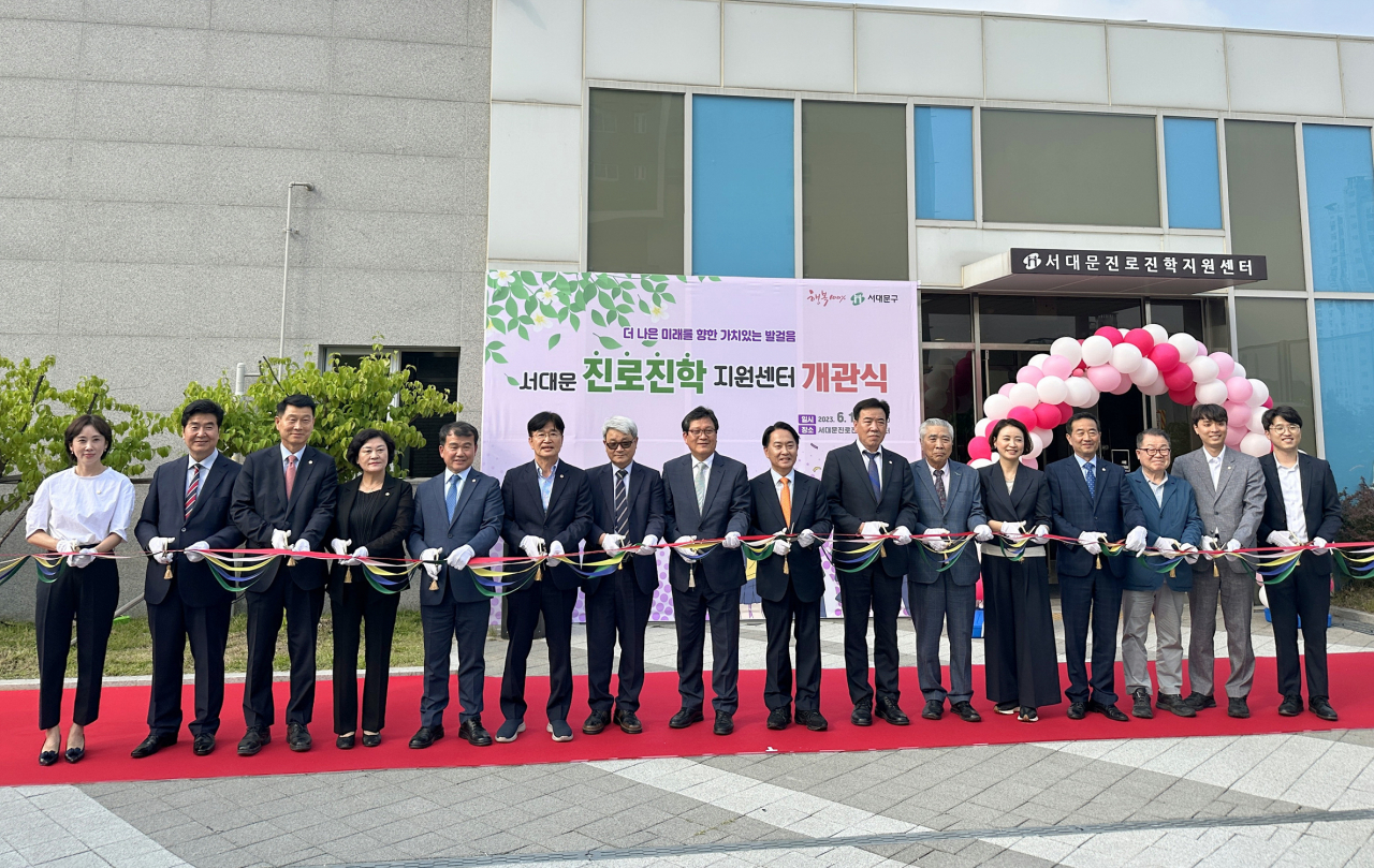 서울 서대문구는 청년창업센터에 서대문진로진학지원센터를 개설해 이달부터 운영한다고 8일 밝혔다. 사진은 개관식 장면. [서대문구 제공]