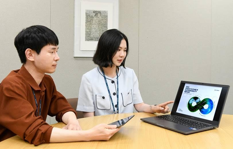 포스코퓨처엠 임직원들이 기업시민보고서를 읽고 있다. [포스코퓨처엠 제공]