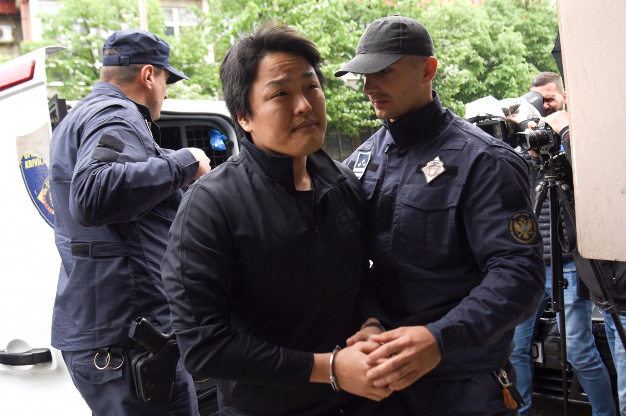 권도형 테라폼랩스 대표가 지난달 11일 재판을 받기 위해 몬테네그로 포도고리차 지방법원에 들어서고 있다. [EPA]