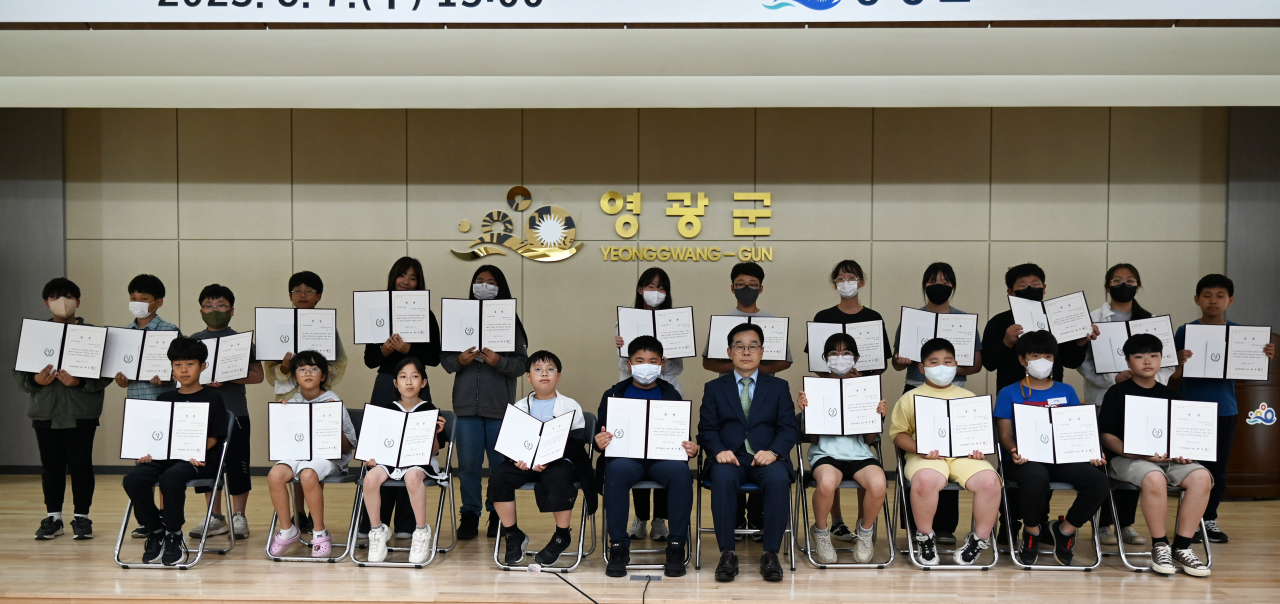 송선호 요진건설산업 대표가 ‘제 26회 요진 어린이 선행상’에서 수상자들과 기념사진을 촬영하고 있다