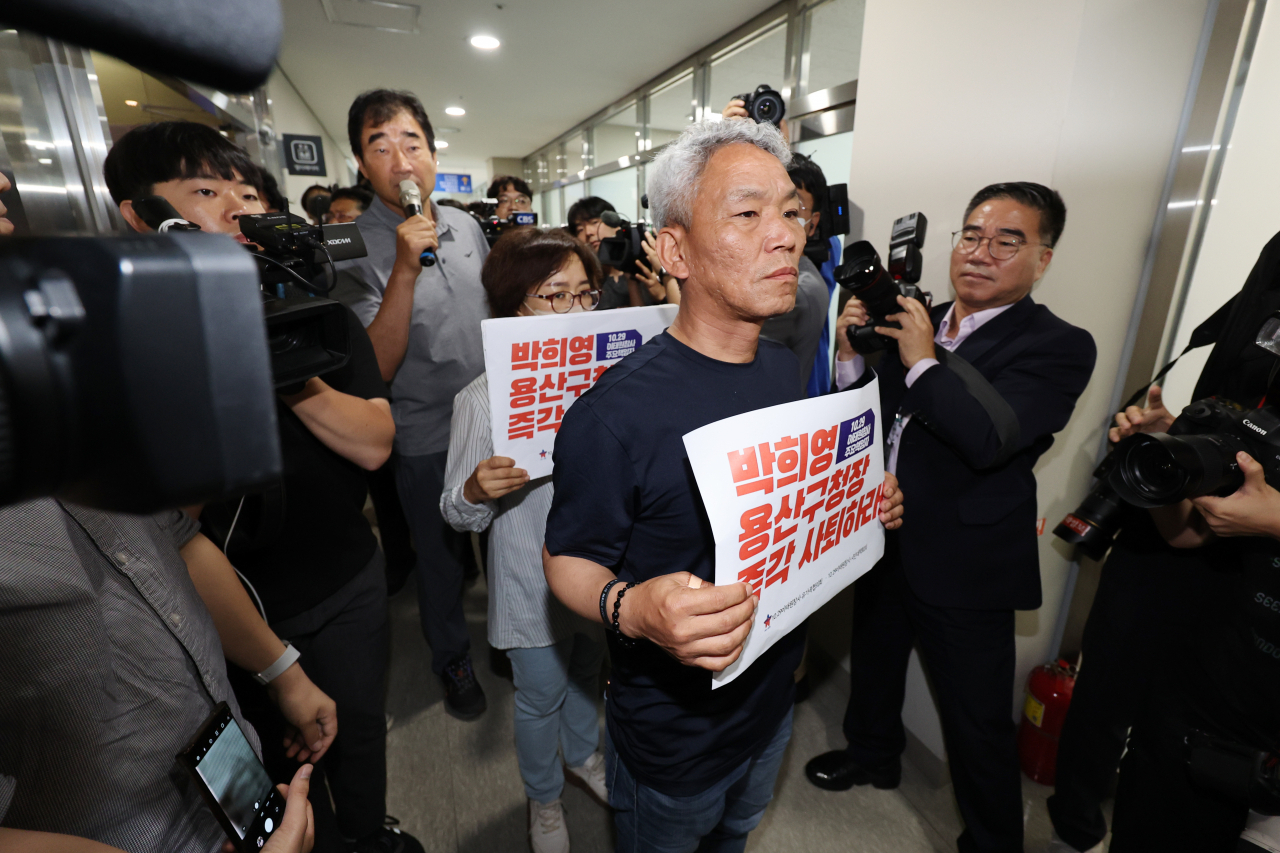 지난 8일 오전 서울 용산구청에서 이태원 참사 유가족들이 이태원 참사 부실 대응 혐의로 구속기소 됐다 보석으로 석방된 박희영 용산구청장의 출근을 저지하고 있다. [연합뉴스]