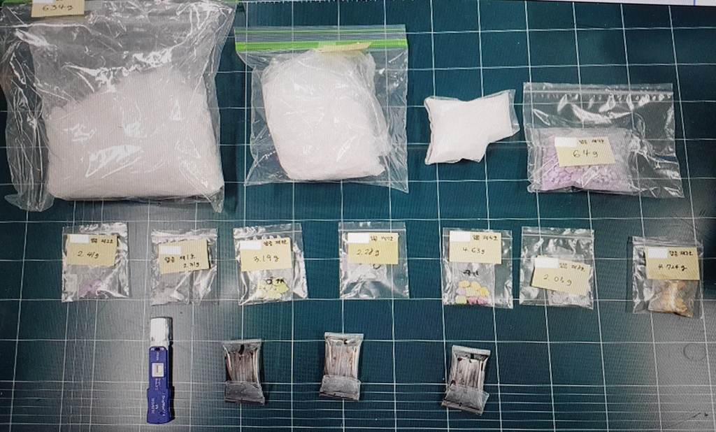 부산지검 마약범죄 특별수사팀이 압수한 필로폰 968g 등 마약류. 해당 사진은 기사 본문과 관계 없습니다. [부산지검 제공]