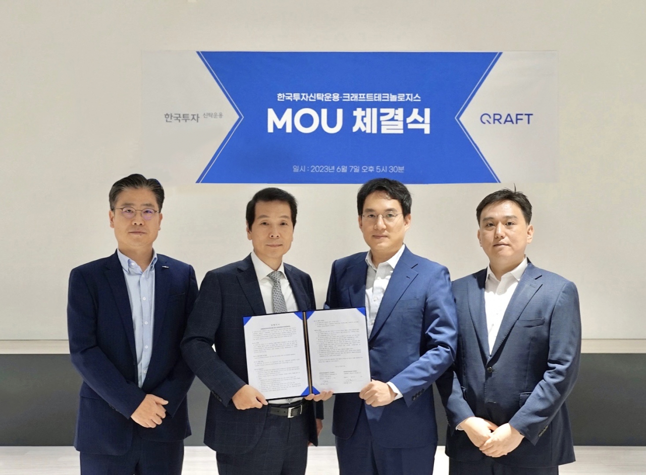 (왼쪽부터 순서대로) 심재환 한국투자신탁운용 최고투자책임자, 배재규 한국투자신탁운용 대표이사, 김형식 크래프트테크놀로지스 대표이사, 허태형 크래프트테크놀로지스 최고솔루션책임자가 지난 7일 여의도 파크원 타워에서 열린 업무협약(MOU) 체결식에서 포즈를 취하고 있다. [사진제공: 한국투자신탁운용]