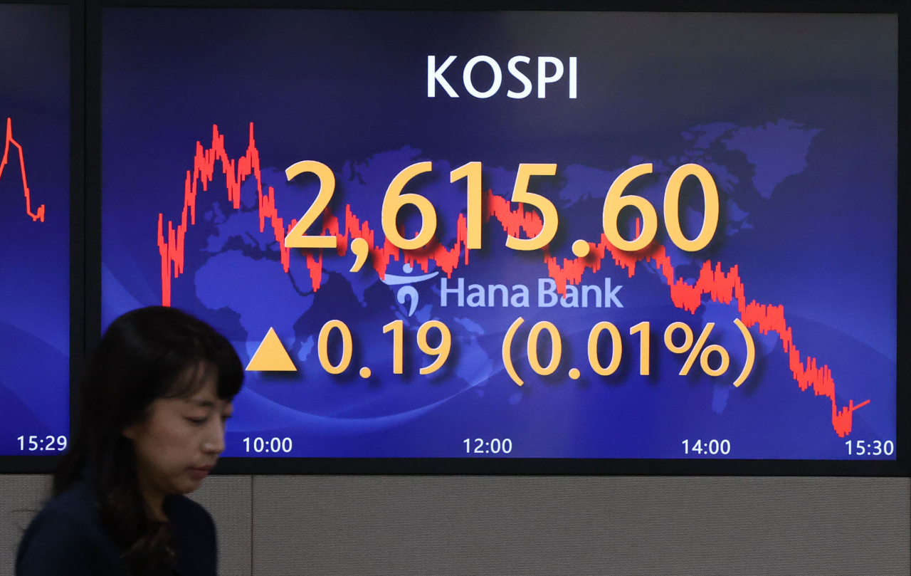 An electronic board showing the Korea Composite Stock Price Index at a dealing room of the Hana Bank headquarters in Seoul on Thursday. (Yonhap)