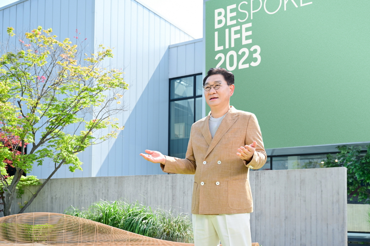 삼성전자 DX부문 한종희 대표이사 부회장이 ‘비스포크 라이프 2023’ 행사에서 기조연설을 하고 있는 모습.[삼성전자 제공]