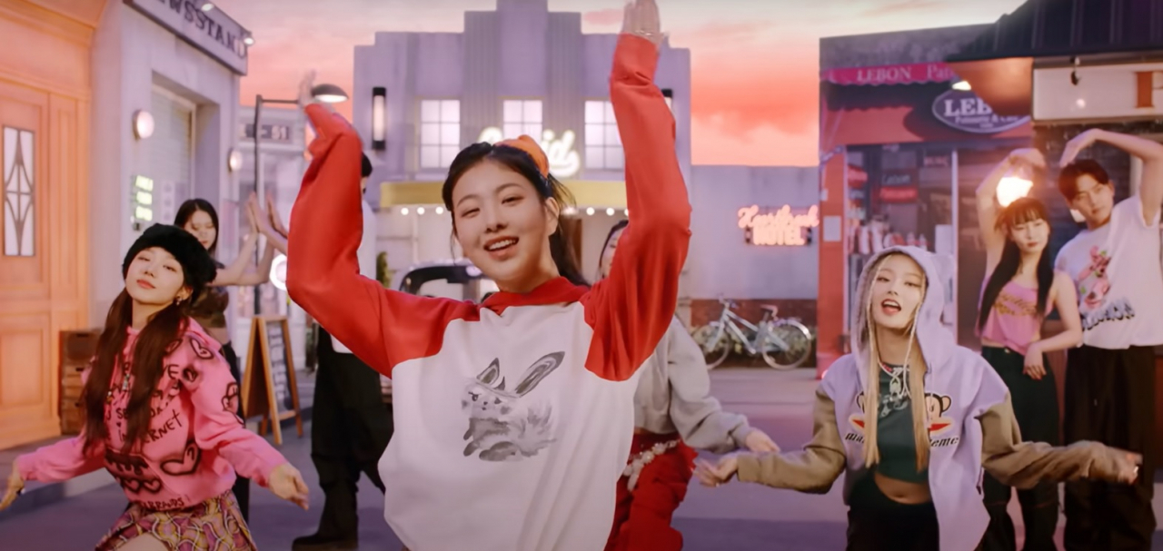 영국팝 메인차트 톱10에 올라있는 피프티피프티 뮤직비디오 캡쳐