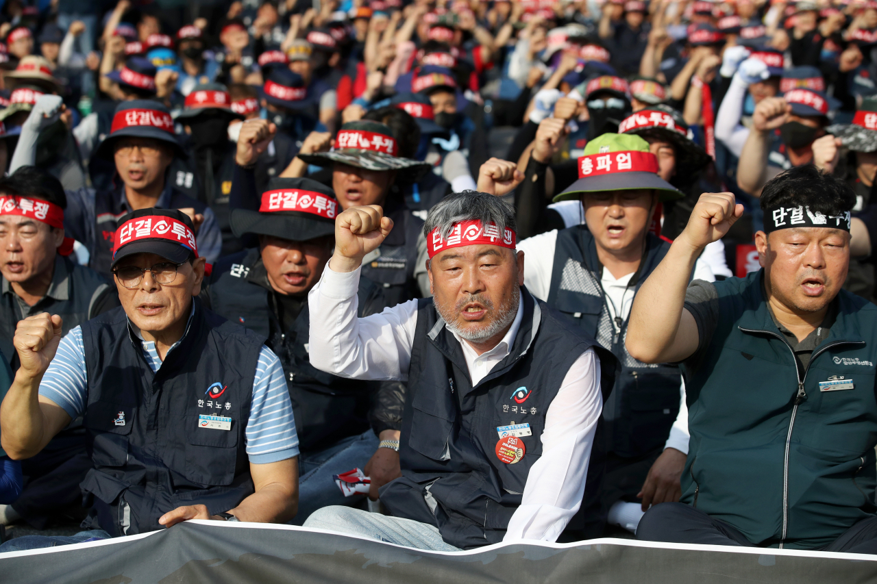 7일 오후 전남 광양경찰서 앞에서 열린 노동운동 탄압 분쇄와 경찰 폭력 만행 규탄하는 한국노총 긴급 투쟁결의대회 마무리 집회에서 김동명 위원장과 참석자들이 구호를 외치고 있다. [연합]