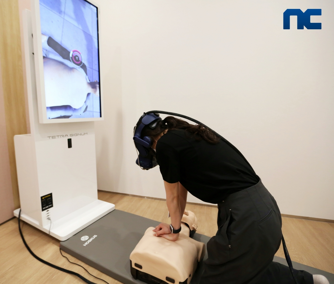 엔씨소프트 직원이 VR 헤드셋(HMD)을 착용하고 심폐소생술을 체험하고 있다. [엔씨소프트 제공]