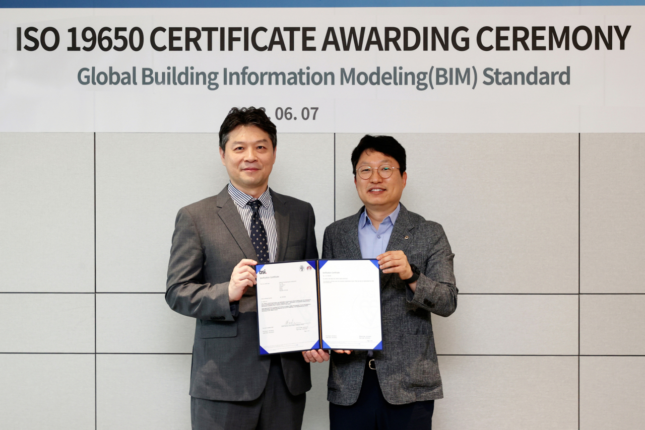 지난 7일, 대우건설은 BSI로부터 ISO19650:2018 신규 인증을 취득했다. 왼쪽부터 BSI Group Korea 임성환 대표, 대우건설 안전품질본부 배용주 상무. [대우건설]
