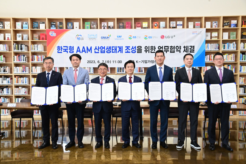 김지홍(왼쪽부터) KAI 미래융합기술원장, 안성기 경상국립대병원장, 권순기 경상국립대 총장, 조규일 진주시장, 허윤홍 GS건설 사장, 이상엽 LG유플러스 CTO, 박상훈 GS칼텍스 상무 등이 기념사진을 촬영하고 있다. [KAI 제공]