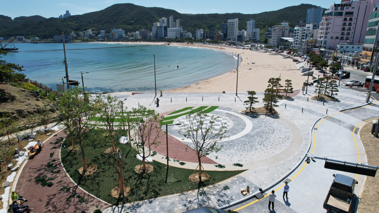 부산 해운대구 송정해수욕장 끝자락에 들어선 송정공원 죽도 문화광장. [사진=해운대구]