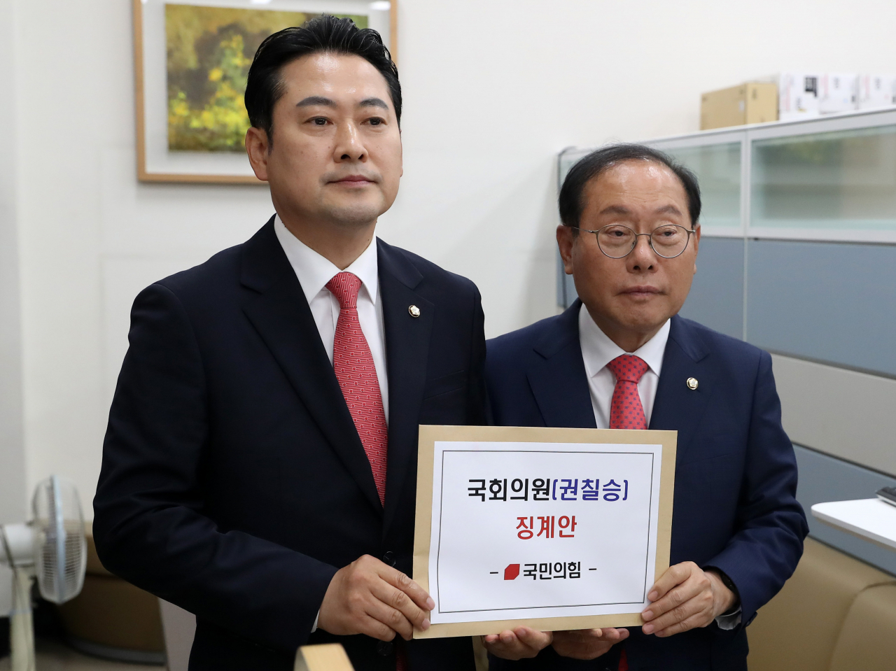 임병헌(오른쪽) 국민의힘 원내부대표와 장동혁 원내대변인이 8일 오전 서울 영등포구 여의도 국회의사당 본청 의안과에서 권칠승 더불어민주당 수석대변인에 대한 징계안을 제출하고 있다. 임세준 기자