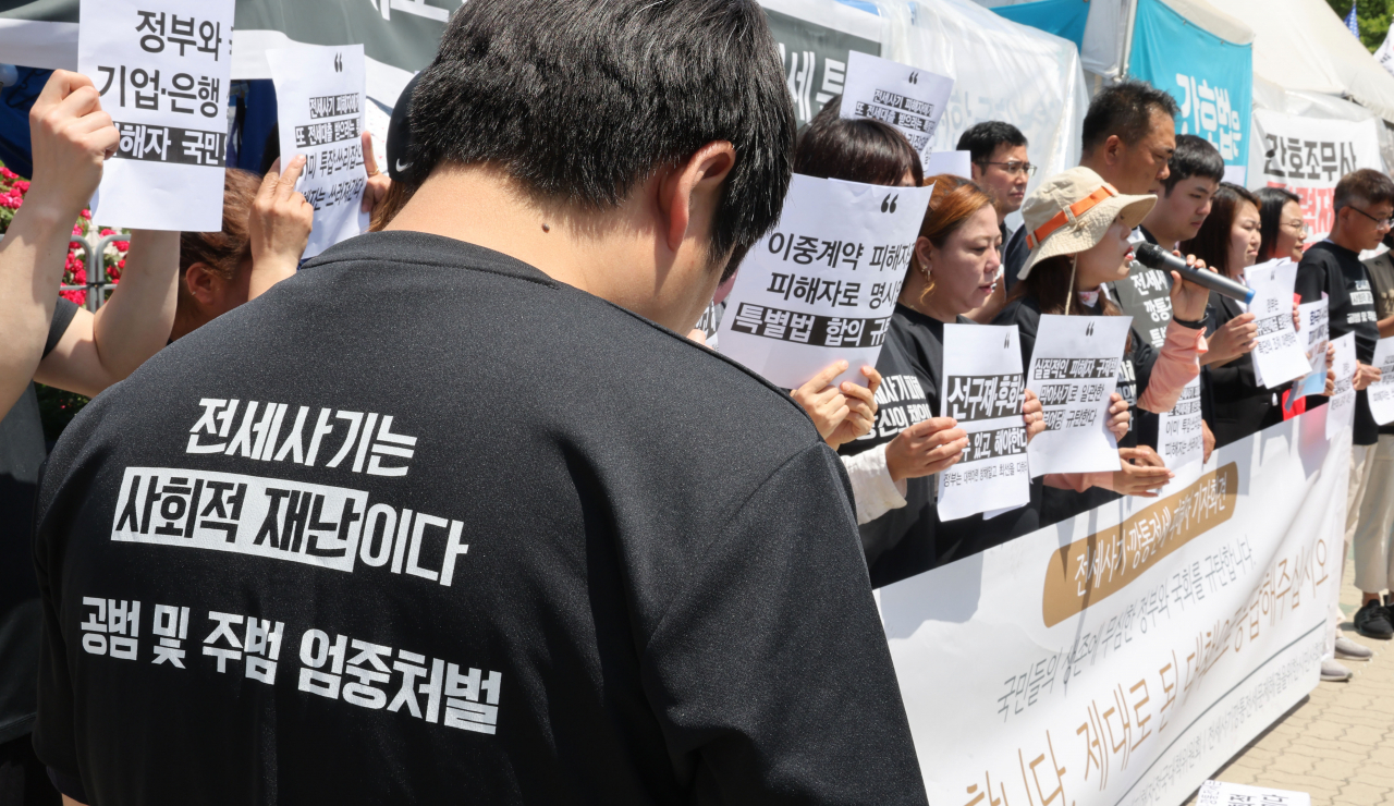지난 23일 전세사기·깡통전세 피해자 전국 대책위원회와 문제해결을 위한 시민사회 대책위원회 관계자들이 서울 여의도 국회 앞에서 '전세사기·깡통전세 피해자 기자회견'을 하는 모습(사진은 기사 내용과 관련 없음). [연합]
