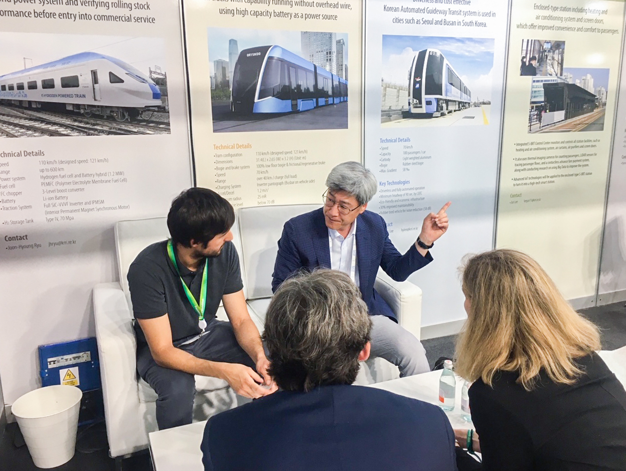 스페인 바르셀로나에서 열린 UITP 2023(세계대중교통협회 총회)에서 철도연 부스를 찾은 관람객.[한국철도기술연구원 제공]