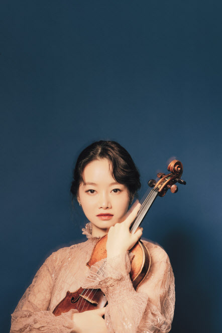 “음악이 가진 강렬한 힘에 홀려” 다섯 살에 바이올린을 시작한 김봄소리는 한때는 ‘콩쿠르 사냥꾼’이라 불렸고, 지금은 세계 유수 악단의 러브콜을 받는 음악가로 자리 잡았다.