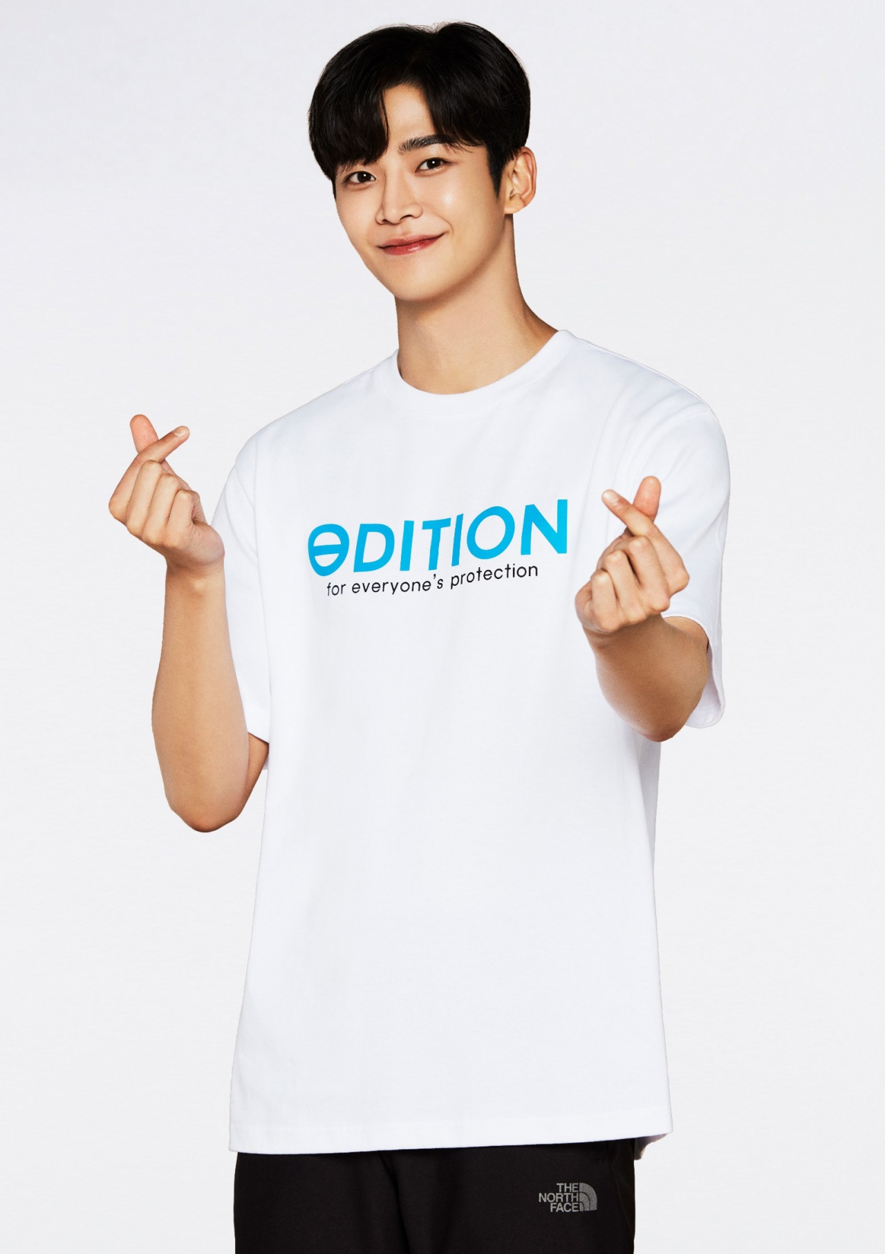 그룹 SF9 멤버 로운이 노스페이스 제품을 홍보하고 있다. [노스페이스 제공]