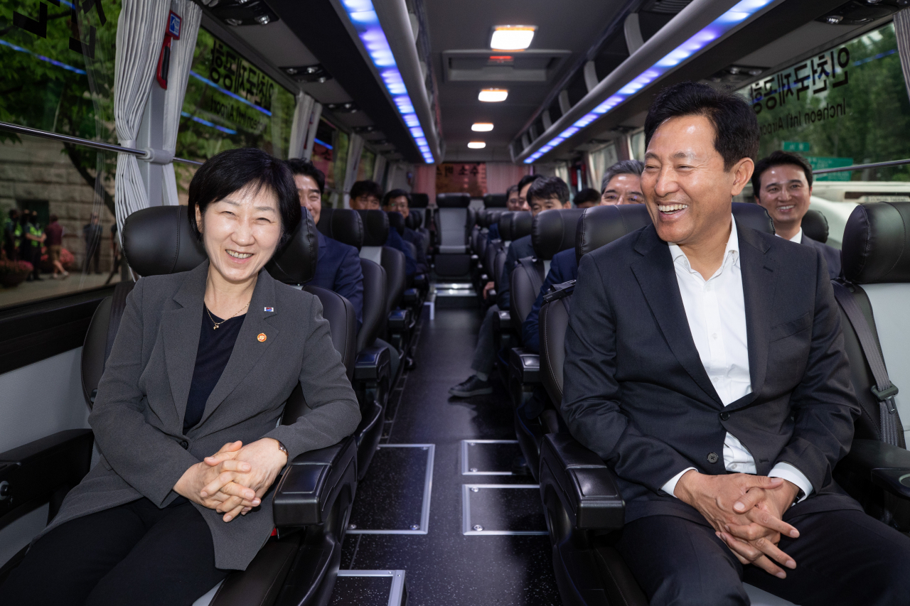 한화진 환경부장관이 7일 오후 서울 시내에서 오세훈 서울시장, 주요 기업 관계자들과 함께 수소 공항버스를 시승하며 수소 공항버스의 안전성과 도입 필요성에 대해 이야기 하고 있다. [환경부 제공]