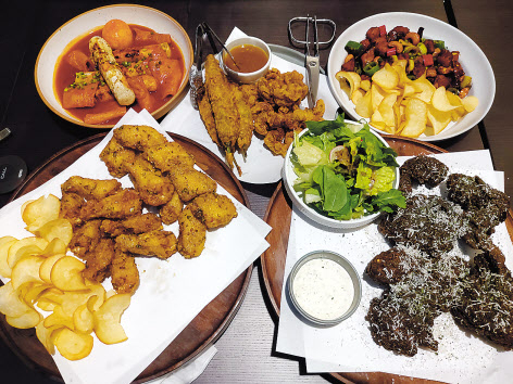 ‘교촌필방’에서만 맛볼 수 있는 메뉴들 [김희량 기자]