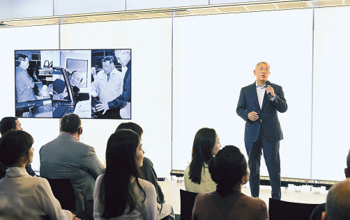 정의선 현대자동차그룹 회장이 7일 서울 강남구 현대모터스튜디오 서울에서 열린 ‘포니의 시간’ 전시 오프닝에서 발표하고 있다. [현대차 제공]