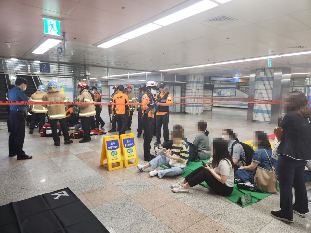지난 8일 오전 8시 20분께 경기 성남시 분당구 지하철 분당선 수내역 2번 출구 상행 에스컬레이터가 뒤쪽으로 역주행해 이용객 14명이 다쳤다. 이 사고로 이용객 3명이 허리와 다리 등에 상처를 입어 병원에서 입원 치료를 받고 있으며, 11명은 비교적 가벼운 상처를 입어 치료를 받은 뒤 귀가한 것으로 파악됐다. 사진은 사고 현장에 구급대원 등이 출동한 모습.[연합]
