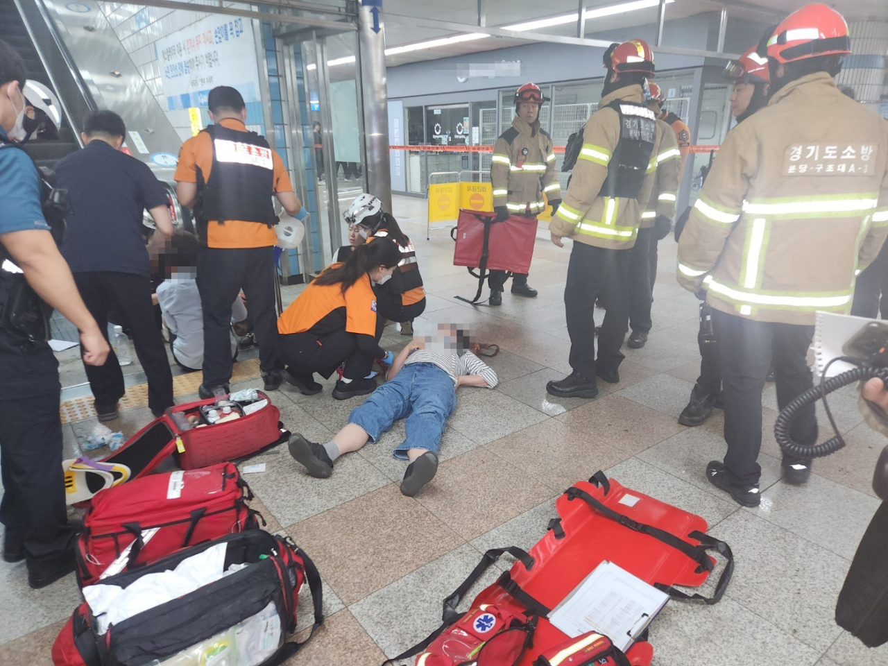 8일 오전 8시 20분께 경기 성남시 분당구 지하철 분당선 수내역 2번 출구 상행 에스컬레이터가 뒤쪽으로 역주행해 이용객 14명이 다쳤다. 이 사고로 이용객 3명이 허리와 다리 등에 상처를 입어 병원에서 입원 치료를 받고 있으며, 11명은 비교적 가벼운 상처를 입어 치료를 받은 뒤 귀가한 것으로 파악됐다. 사진은 사고 현장에 구급대원 등이 출동한 모습. [경기도소방재난본부 제공]