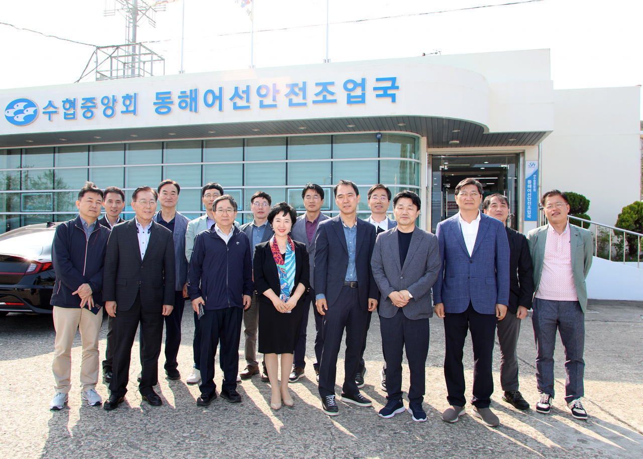 ‘2023년 수협은행 현장이사회’의 일환으로 진행된 현장경영에서 강신숙 은행장과 주요 이사들은 동해어선안전조업국을 비롯한 수산 현장을 둘러봤다. [사진=수협은행]