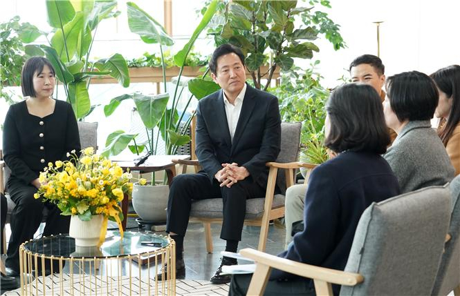 오세훈 서울시장이 난임시술 성공 부부 등 난임 당사자, 난임치료 전문가 등과 만나 이야기를 듣고 있다. [서울시 제공]