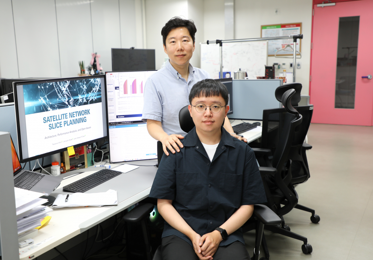 이번 연구를 수행한 곽정호(뒷쪽) 교수와 김태연 박사과정생.[DGIST 제공]
