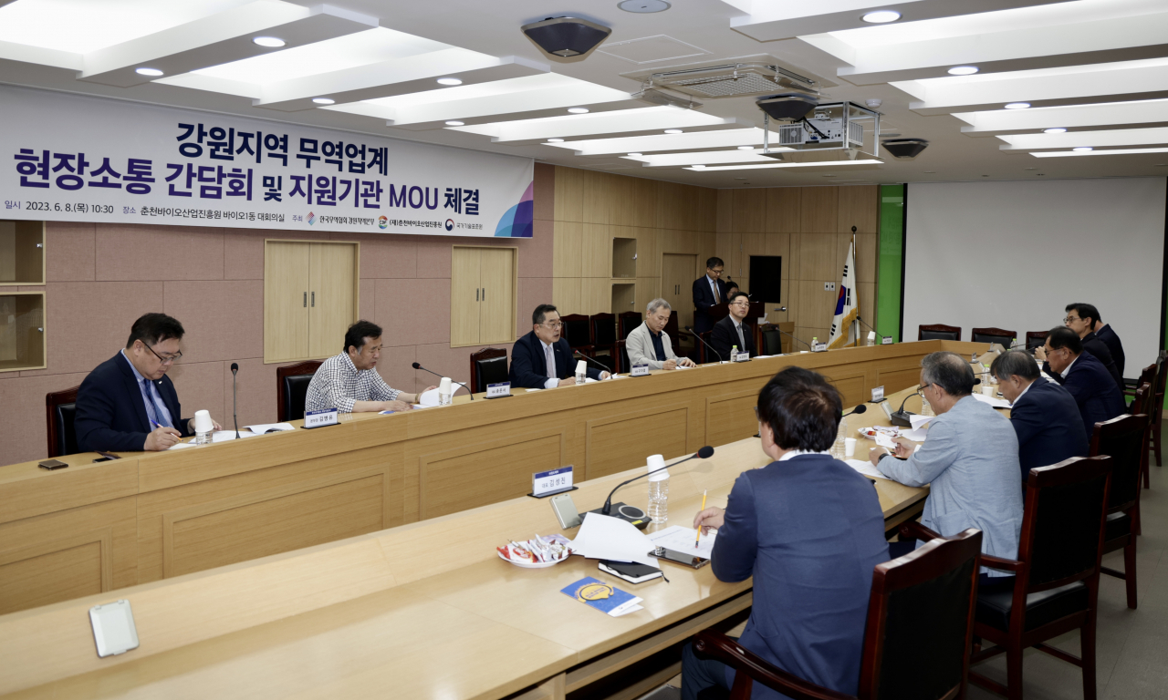 '강원 무역업계 현장 소통 간담회'에서 참석자들이 발언하고 있다. [한국무역협회 제공]