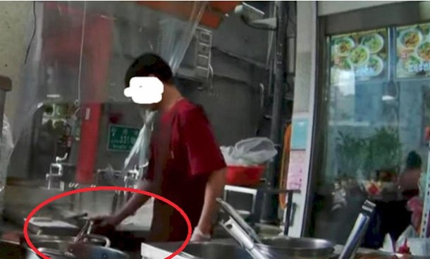 대만 타이베이의 한 면요리 전문점에서 요리사가 사용한 걸레를 국수 삶는 물에 짜 넣는 모습이 포착돼 논란이 되고 있다. [웨이보]