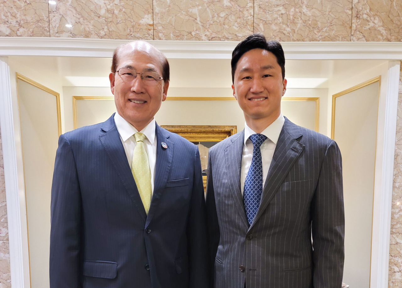 정기선(오른쪽) HD현대 사장이 노르시핑 기간 중 임기택 IMO 사무총장과 만나 글로벌 조선업계의 주요 현안에 대해 논의했다. [HD한국조선해양 제공]