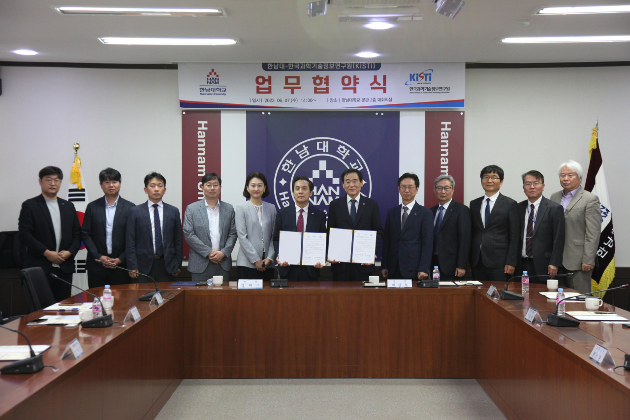 김재수(가운데 왼쪽) KISTI 원장과 이광섭(가운데 오른쪽) 한남대학교 총장이 양해각서를 체결하고 있다. [KISTI 제공]