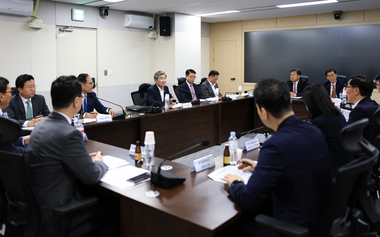 조태용 국가안보실장이 8일 서울 용산 대통령실 청사에서 휴가철을 앞두고 교통 분야 사이버 공격 대비 기관별 대응 태세 점검회의를 주재하고 있다. [연합]
