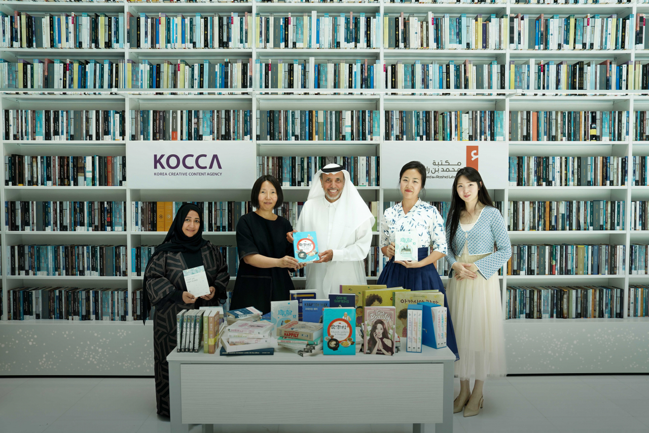 왼쪽부터 카디자 모신(Khadija Mohsin) MBR 도서관 수석 사서, 오현전 콘진원 UAE비즈니스센터장, 모하메드 알마즈루에이(Mohammed Almazrooei) MBR 도서관 CEO, 김고은 콘진원 해외교류협력팀 대리, 박서정 콘진원 해외교류협력팀 대리. [한국콘텐츠진흥원 제공]