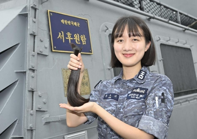 모발 기증한 정수미 대위 [해군 2함대사령부 제공]