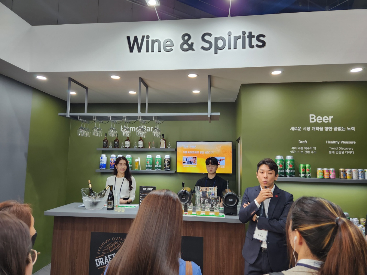 신세계 L&B 관계자가 생맥주제품에 대해 설명하고 있다. 김벼리 기자