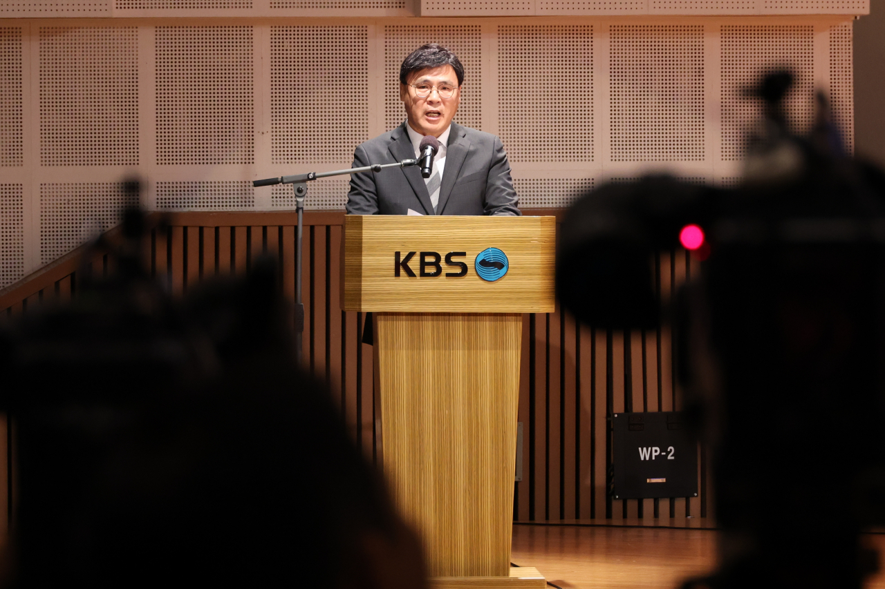 김의철 KBS 사장이 8일 오전 서울 여의도 KBS 아트홀에서 수신료 분리 징수 권고와 관련한 KBS의 입장을 밝히고 있다. 이날 김 사장은 대통령실이 추진 중인 TV 수신료 분리 징수 도입을 철회하면 자신이 사장직에서 물러나겠다고 밝혔다. [연합]