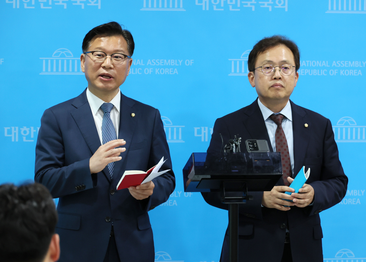 이양수 국민의힘 원내수석부대표와 송기헌 더불어민주당 원내수석부대표가 8일 오후 국회 소통관에서 공동 기자회견을 열고 선관위 국정조사 실시 합의 내용 등에 대해 밝히고 있다. [연합]