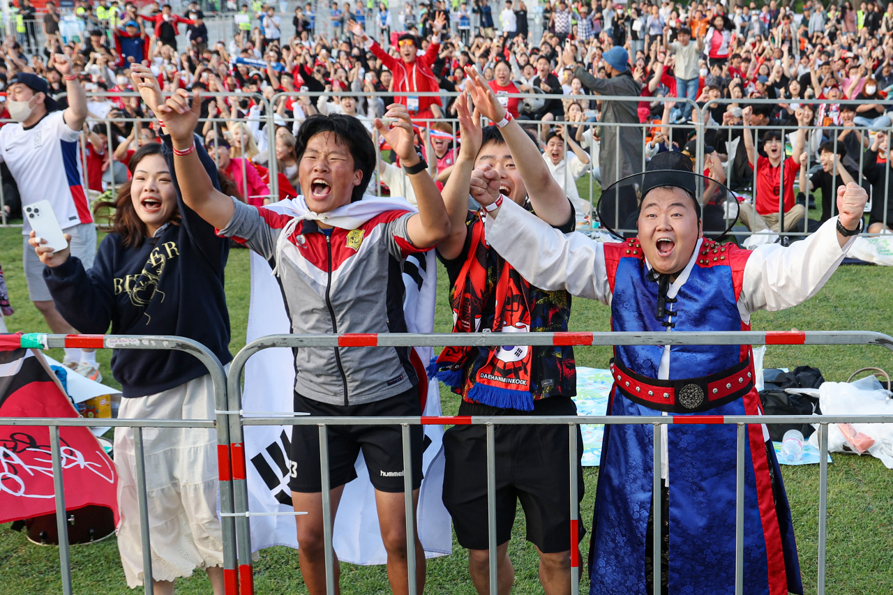한국과 이탈리아의 경기가 열린 9일 서울 광화문광장에서 이승원이 동점골을 넣자 축구팬들이 환호하고 있다. 연합뉴스