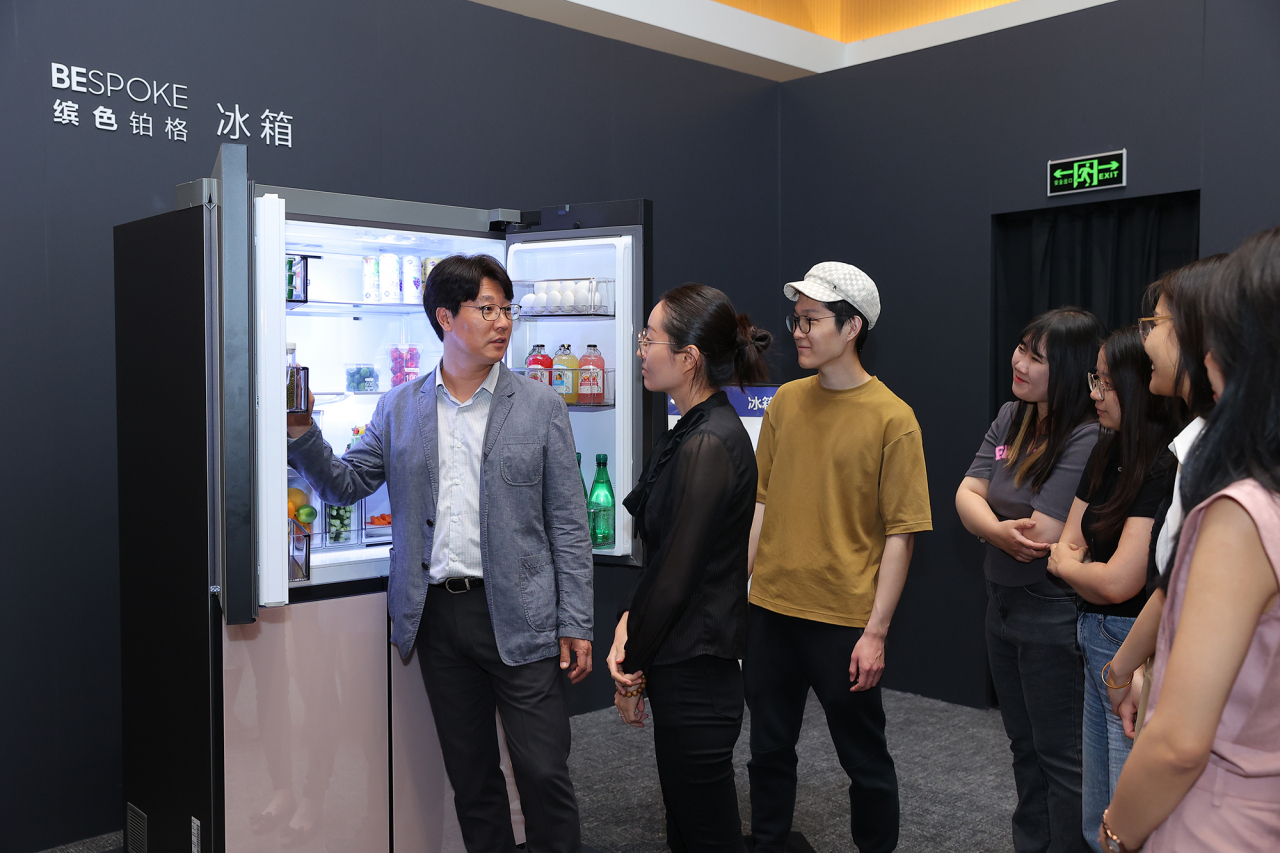 삼성전자가 중국 베이징에서 '2023 중국 테크 세미나'를 개최해 2023년형 TV와 생활가전 제품들의 신기술을 소개하는 모습[삼성전자 제공]