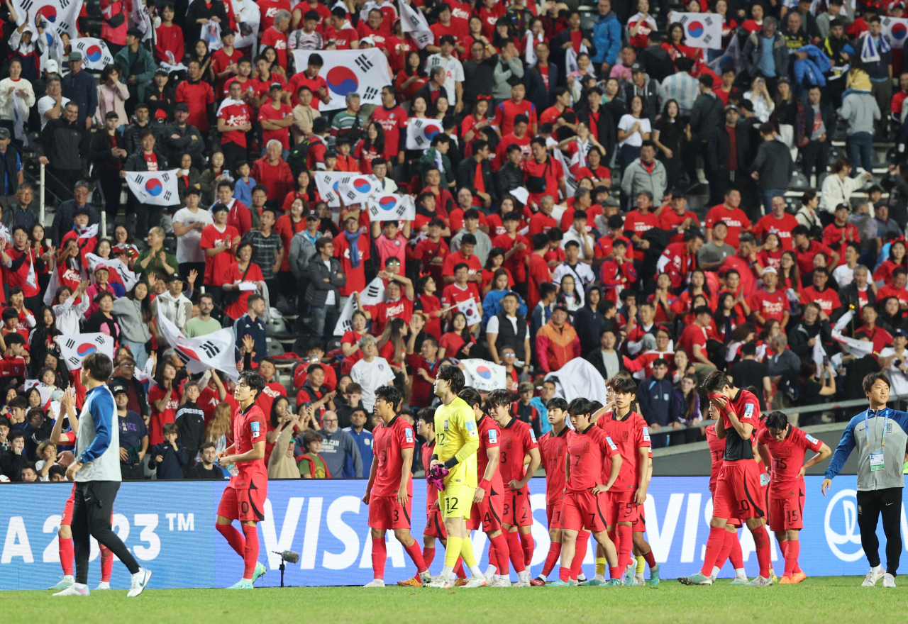 8일(현지시간) 오후 아르헨티나 라플라타 스타디움에서 열린 2023 국제축구연맹(FIFA) 20세 이하(U-20) 월드컵 4강전 한국과 이탈리아의 경기. 후반 종료 전 결승 골을 내주고 1-2로 패한 한국 선수들이 경기 종료 후 응원 온 관중에게 인사하고 있다. [연합]