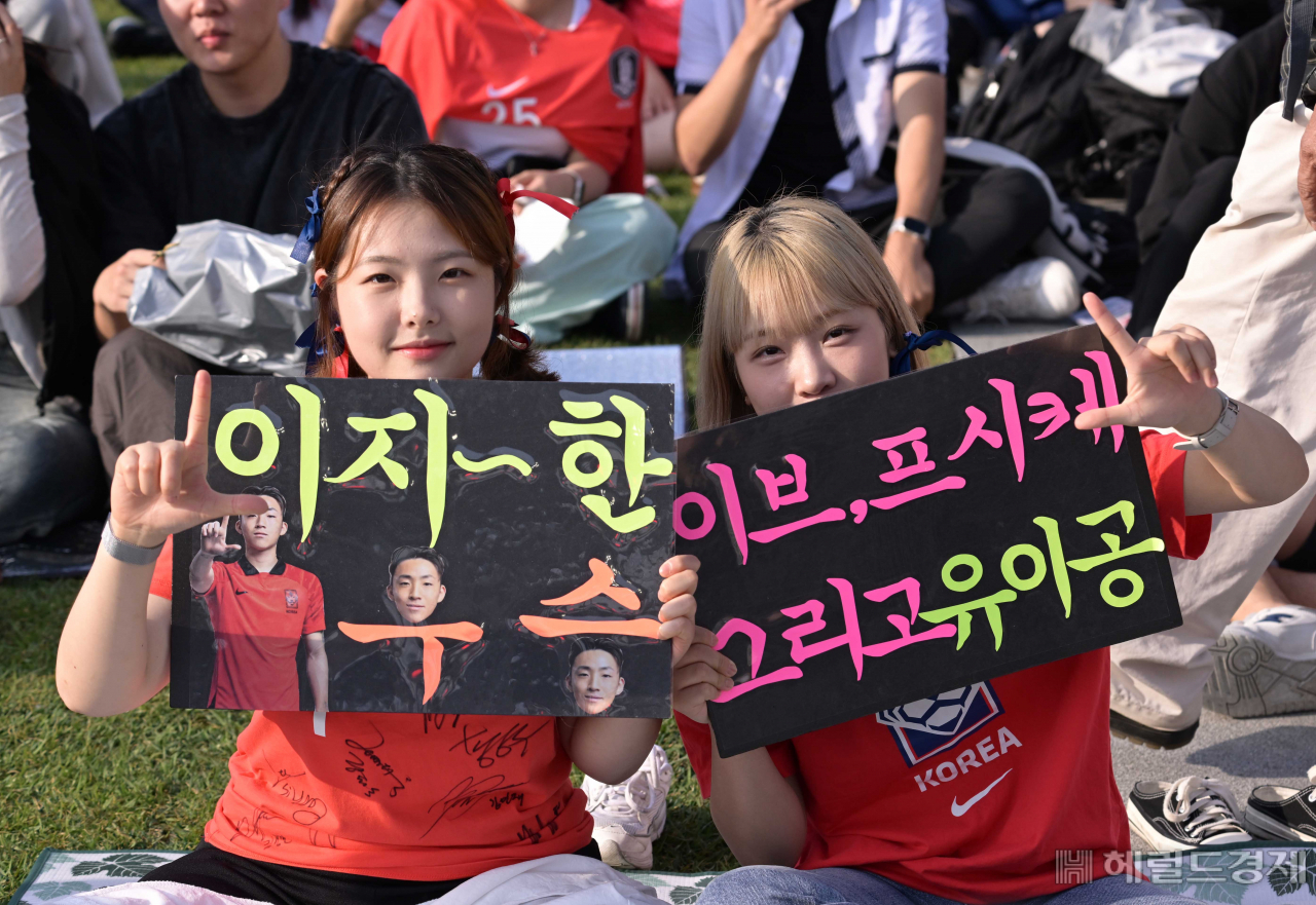 2023 국제축구연맹(FIFA) 20세 이하(U-20) 월드컵 4강전 한국과 이탈리아의 경기가 열린 가운데 9일 오전 서울 광화문 광장에서 시민들이 거리응원을 하고 있다. 이상섭 기자