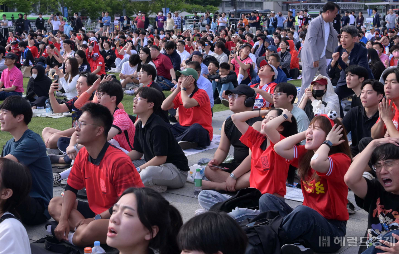 2023 국제축구연맹(FIFA) 20세 이하(U-20) 월드컵 4강전 한국과 이탈리아의 경기가 열린 가운데 9일 오전 서울 광화문 광장에서 시민들이 거리응원을 하고 있다. 이상섭 기자