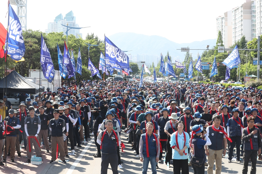 지난달 31일 오후 경남 창원시 성산구 만남의광장 앞 도로에서 열린 금속노조 집회. [연합]