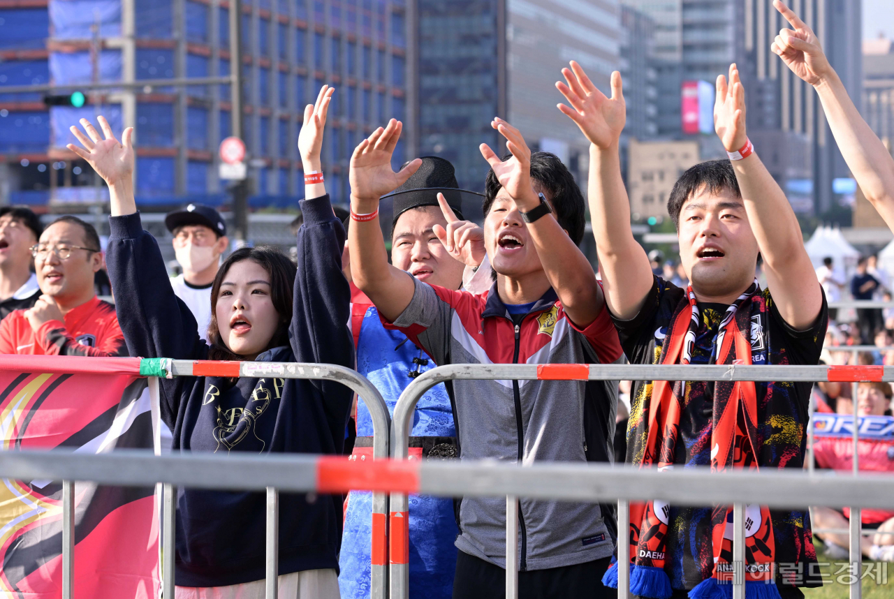 2023 국제축구연맹(FIFA) 20세 이하(U-20) 월드컵 4강전 한국과 이탈리아의 경기가 열린 가운데 9일 오전 서울 광화문 광장에서 시민들이 거리응원을 하고 있다. 이상섭 기자