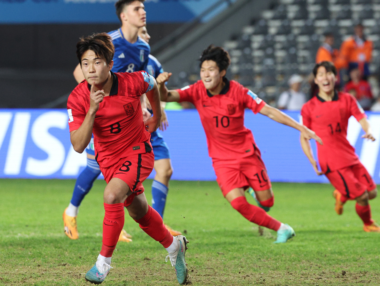 8일(현지시간) 오후 아르헨티나 라플라타 스타디움에서 열린 2023 국제축구연맹(FIFA) 20세 이하(U-20) 월드컵 4강전 한국과 이탈리아의 경기. 한국 이승원이 동점골을 넣고 환호하고 있다. [연합]